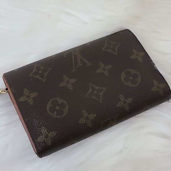 💯 Authentic Louis Vuitton Short Wallet 🍀 - Picture 8 of 17